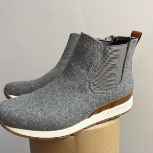 BOC Gray Ankle Boots with Brown Trim Chelsea boots slip on loafer sz8